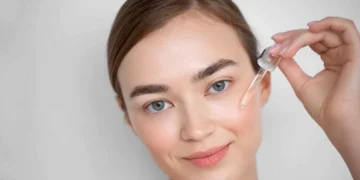 امرأة تستخدم سيروم البشرة المناسب لها