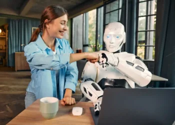 امرأة تستخدم ChatGPT في اصلاح علاقتها العاطفية