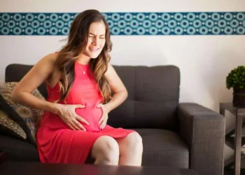 امرأة تعاني أعراض الولادة المبكرة