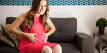 امرأة تعاني أعراض الولادة المبكرة