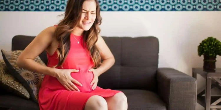 امرأة تعاني أعراض الولادة المبكرة