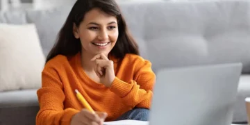 امرأة تتعلم من مقال كيف تبدأين التدوين