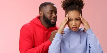 امرأة تعاني العلق العاطفي التجنبي