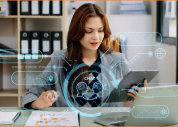 امرأة عاملة تستخدم أوامر الذكاء الاصطناعي