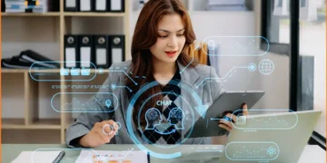 امرأة عاملة تستخدم أوامر الذكاء الاصطناعي