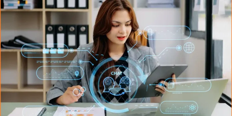 امرأة عاملة تستخدم أوامر الذكاء الاصطناعي
