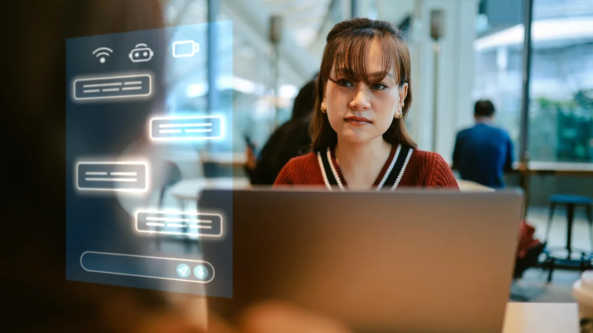 امرأة تستخدم أوامر الذكاء الاصطناعي للتدريب على الخطابة