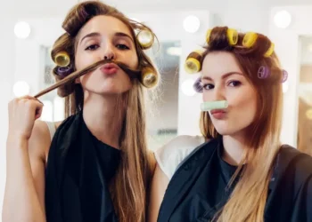 صديقتان تستخدمان لفافات الشعر