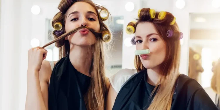 صديقتان تستخدمان لفافات الشعر