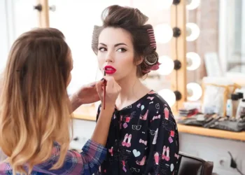 امرأة تخضع لجلسة مكياج محترفة لتحصل على موضة مكياج شتاء 2026