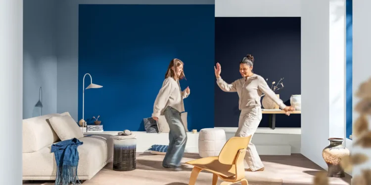 امرأ تجدد منزلها حسب صيحات ألوان ديكور 2026