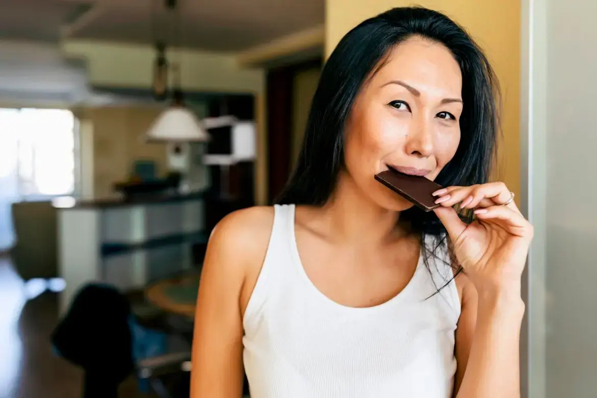 تناول الشيكولاتة الداكنة يدعم السيروتونين ويحسن المزاج