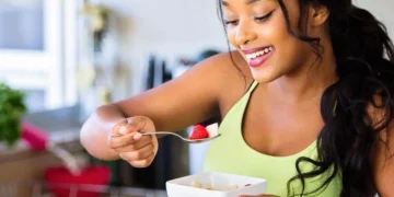 امرأة تأكل أطعمة تجسن المزاج