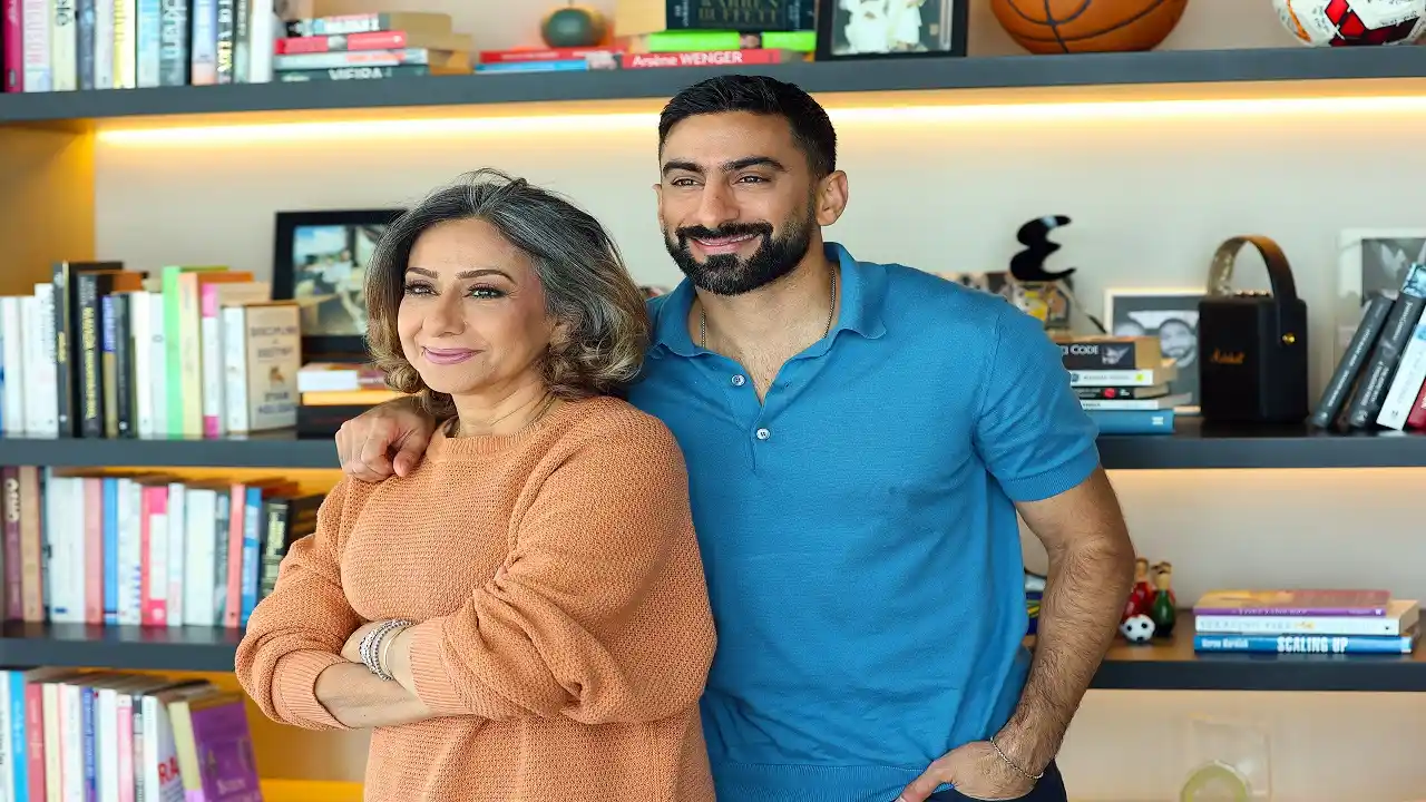 هالة كاظم وابنها أنس بوخش