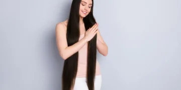 امرأة تستخدم روتين أفضل زيوت لتطويل الشعر