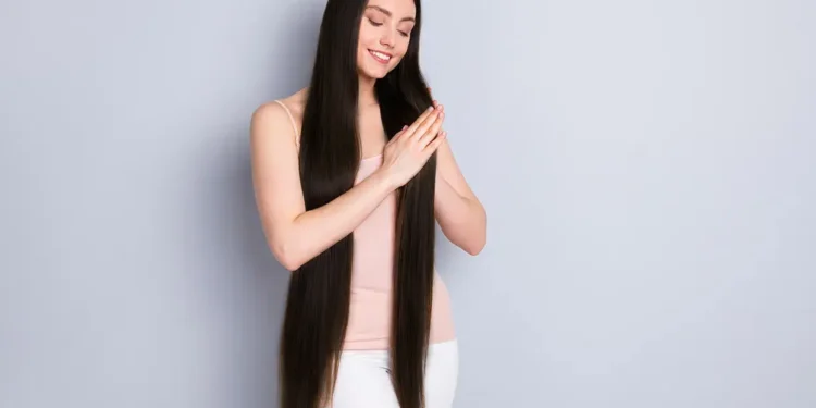 امرأة تستخدم روتين أفضل زيوت لتطويل الشعر