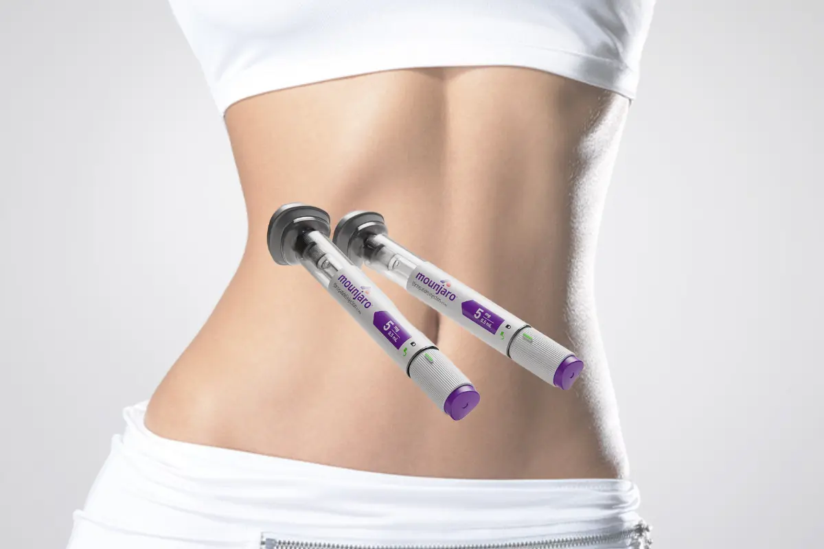 امرأة تستخدم حقن مونجارو لفقدان الوزن