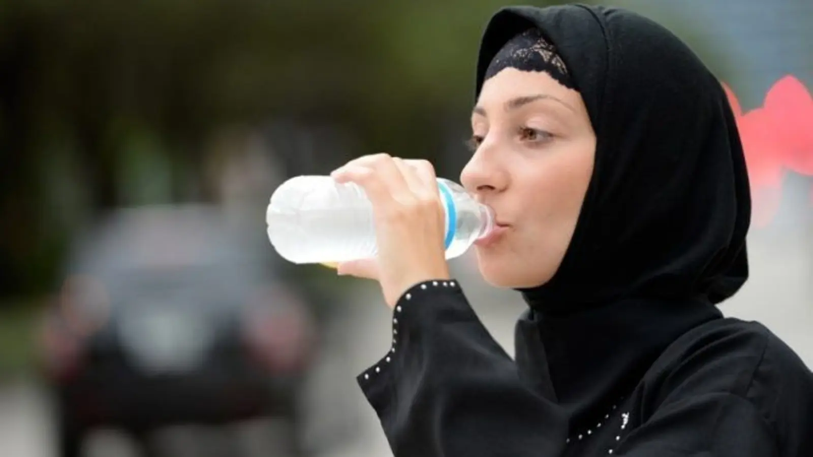 شرب الماء بين الافطار والسحور أساس رجيم صحي للنساء في رمضان