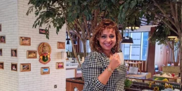 فادية عبود تشرب مشروب الأنوثة والتعطير ضمن تجربتها مع الأعراض الجانبية للمونجارو