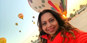 فادية عبود - رئيسة تحرير سوبر إيف - في لحظة تأمل وسط مشهد من البالونات الطائرة، ترمز لحرية المرأة المصرية في مواجهة القوالب النمطية