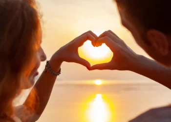 علامات حب رجل القوس وكيف يعبّر عن مشاعره