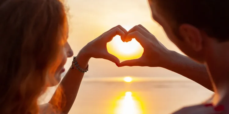 علامات حب رجل القوس وكيف يعبّر عن مشاعره