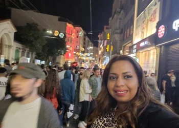 فادية عبود في شارع الاستقلال في إسطنبول ليلًا خلال رمضان