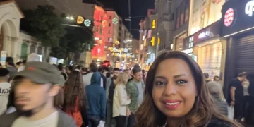 فادية عبود في شارع الاستقلال في إسطنبول ليلًا خلال رمضان