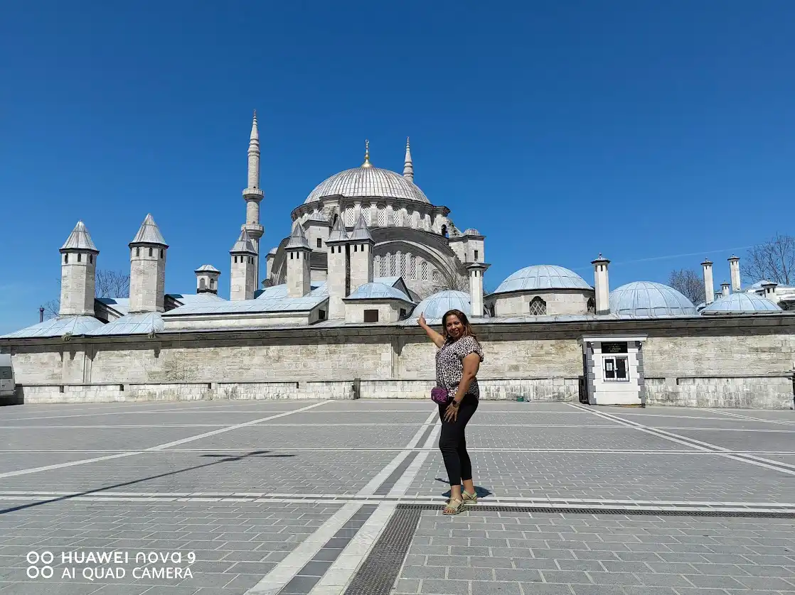 فادية عبود أمام أحد مساجد اسطنبول خلال رمضان 2022