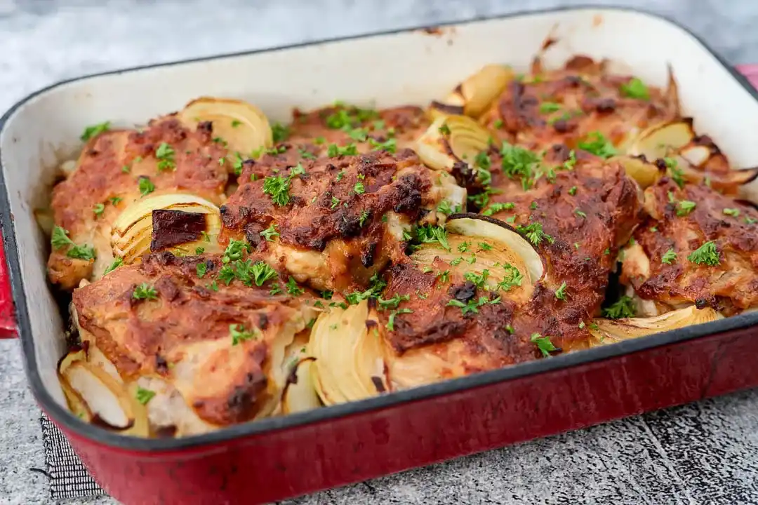 صينية دجاج بالبصل والطماطم من وصفات الدجاج الاقتصادية في الفرن