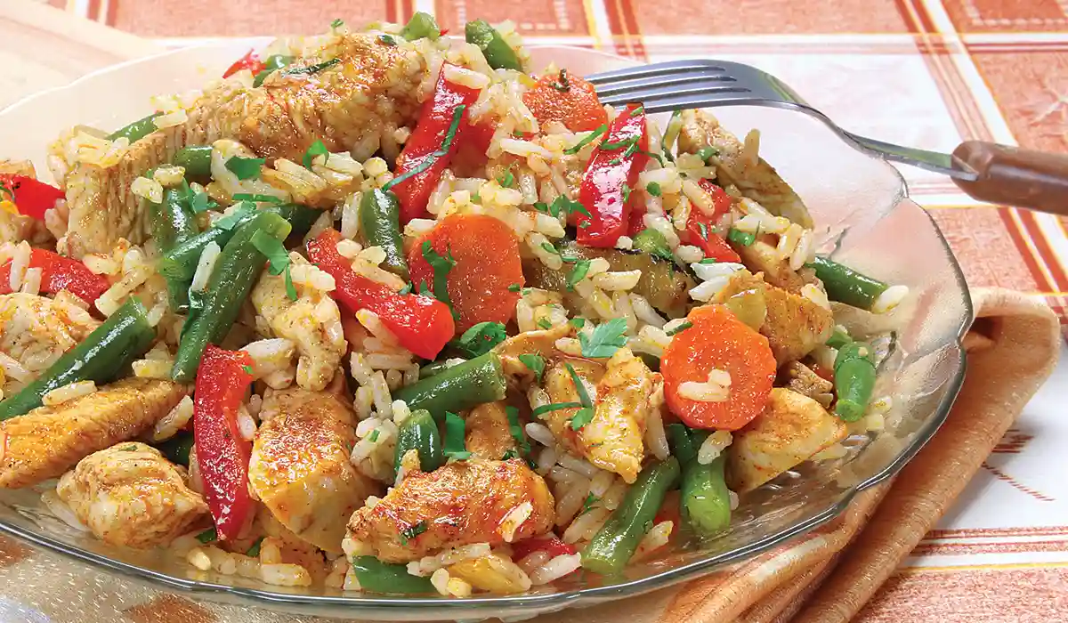 أرز بالدجاج والخضار وجبة دجاج اقتصادية للغداء