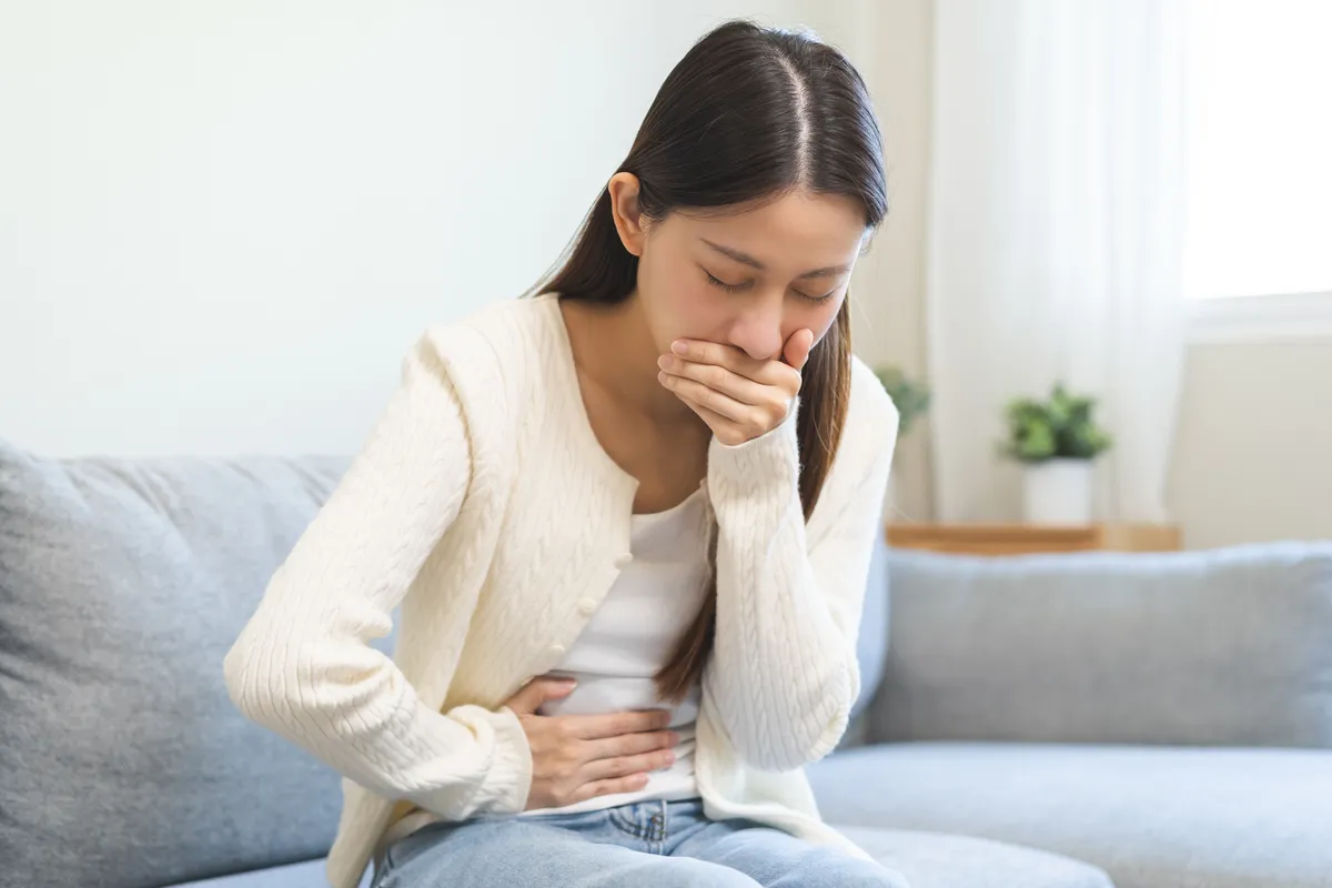 الآثار الجانبية الشائعة لحبوب منع الحمل الطارئة مثل الغثيان وتأخر الدورة