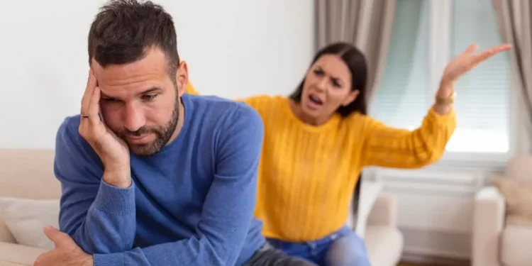 لماذا يتجاهلك الرجل بعد الشجار؟ أسباب التجاهل والصمت بعد الخلاف