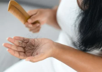 تساقط الشعر في رمضان عند النساء وهل هو مؤقت