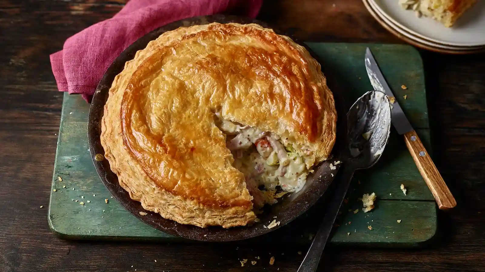 فطيرة ببواقي الدجاج بمكونات بسيطة من البيت