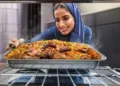 امرأة تطهو وصفات دجاج في الفرن