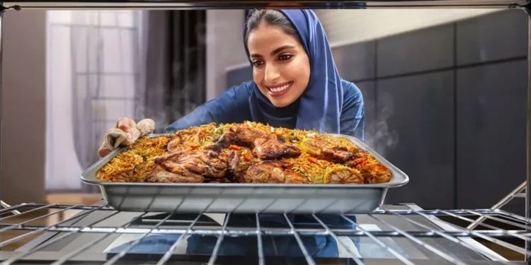 امرأة تطهو وصفات دجاج في الفرن