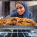 امرأة تطهو وصفات دجاج في الفرن