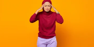 امرأة تشعر بالعصبية والتوتر أثناء الصيام في رمضان