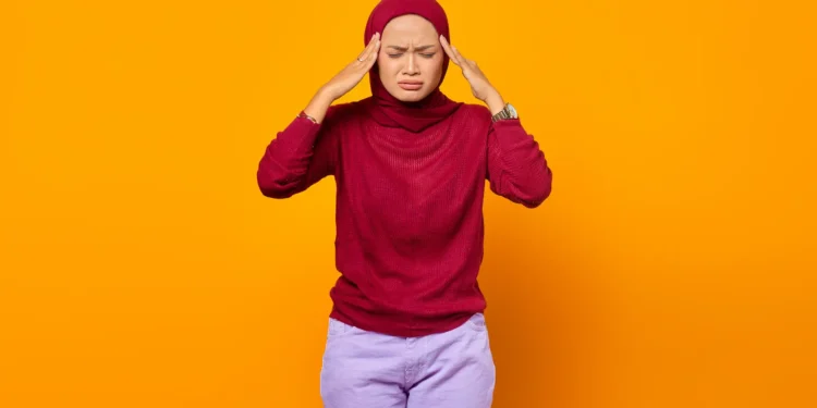 امرأة تشعر بالعصبية والتوتر أثناء الصيام في رمضان