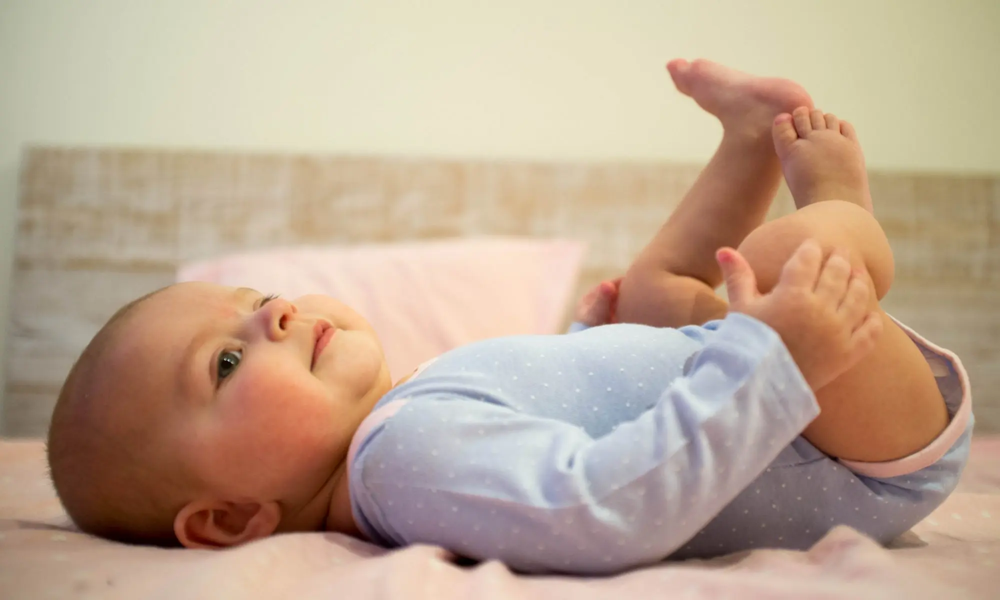 أعراض التوحد عند الرضع مثل قلة التفاعل وعدم الاستجابة