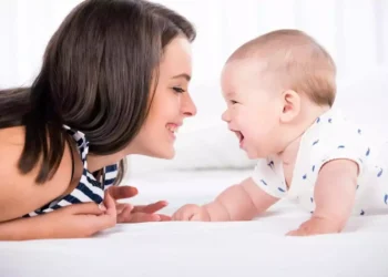 علامات التوحد عند الرضع والتواصل البصري بين الأم والطفل