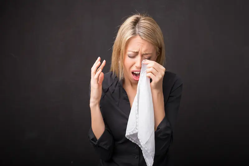 الطلاق مع البكاء في المنام قد يعكس توترًا أو تفريغًا للمشاعر