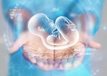 امرأة تفكر في الخصوبة بعد الأربعين وفرص الحمل الطبيعي