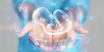 امرأة تفكر في الخصوبة بعد الأربعين وفرص الحمل الطبيعي