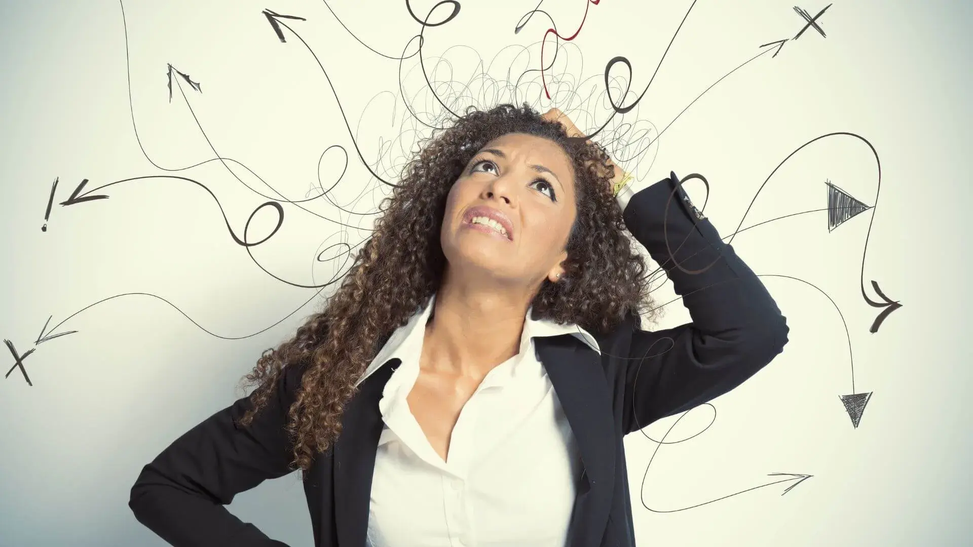 امرأة تتساءل هل يمكن الحمل بعد الأربعين بشكل طبيعي