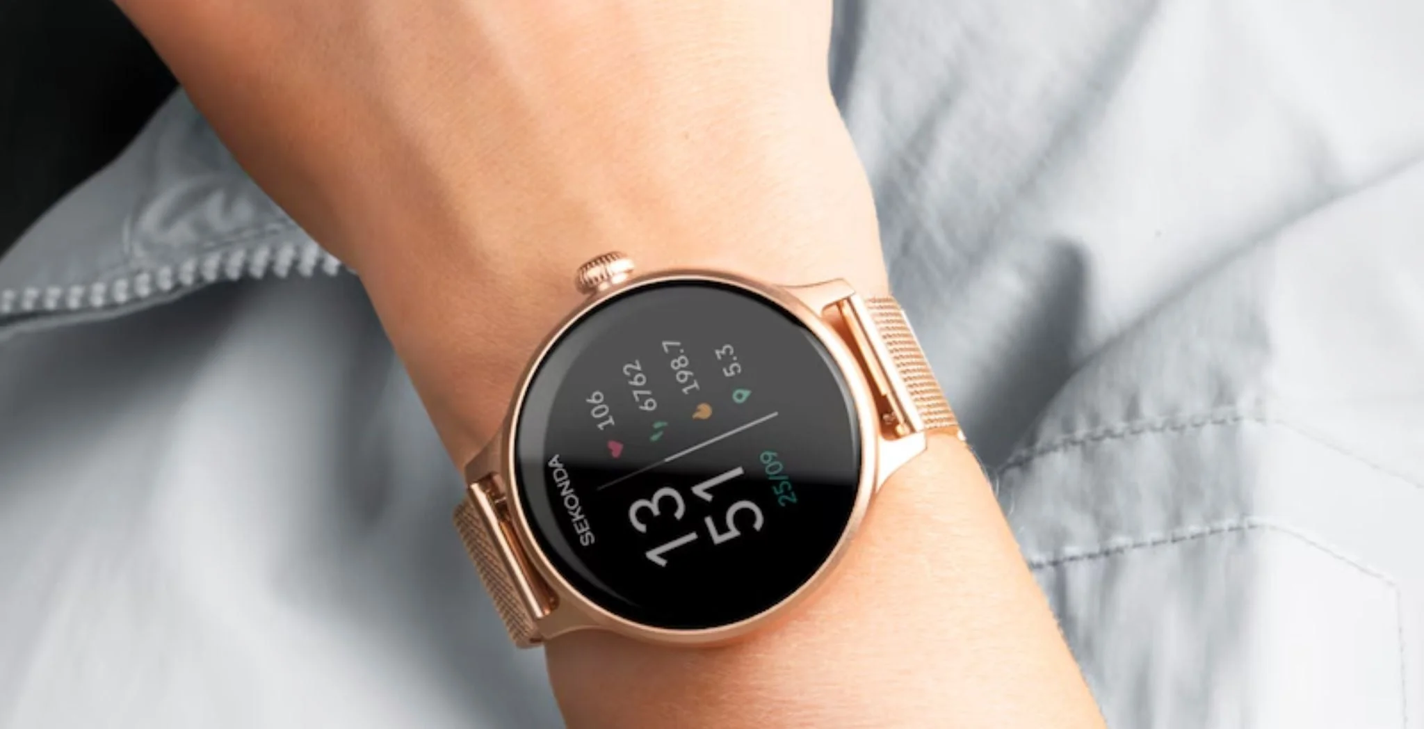 امرأة تشعر بالقلق أثناء متابعة بيانات الساعة الذكية